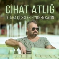 Odama Çiçekler Giydiren Kadın