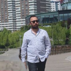 Saçlarını Yan Tara Gel