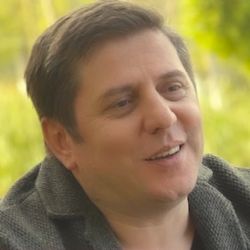 Çemberi Oyalı Kız